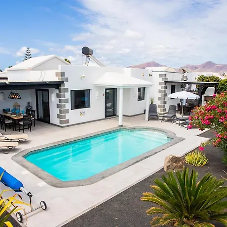 Gorgeous Newly Renovated 4-bedroom Villa!